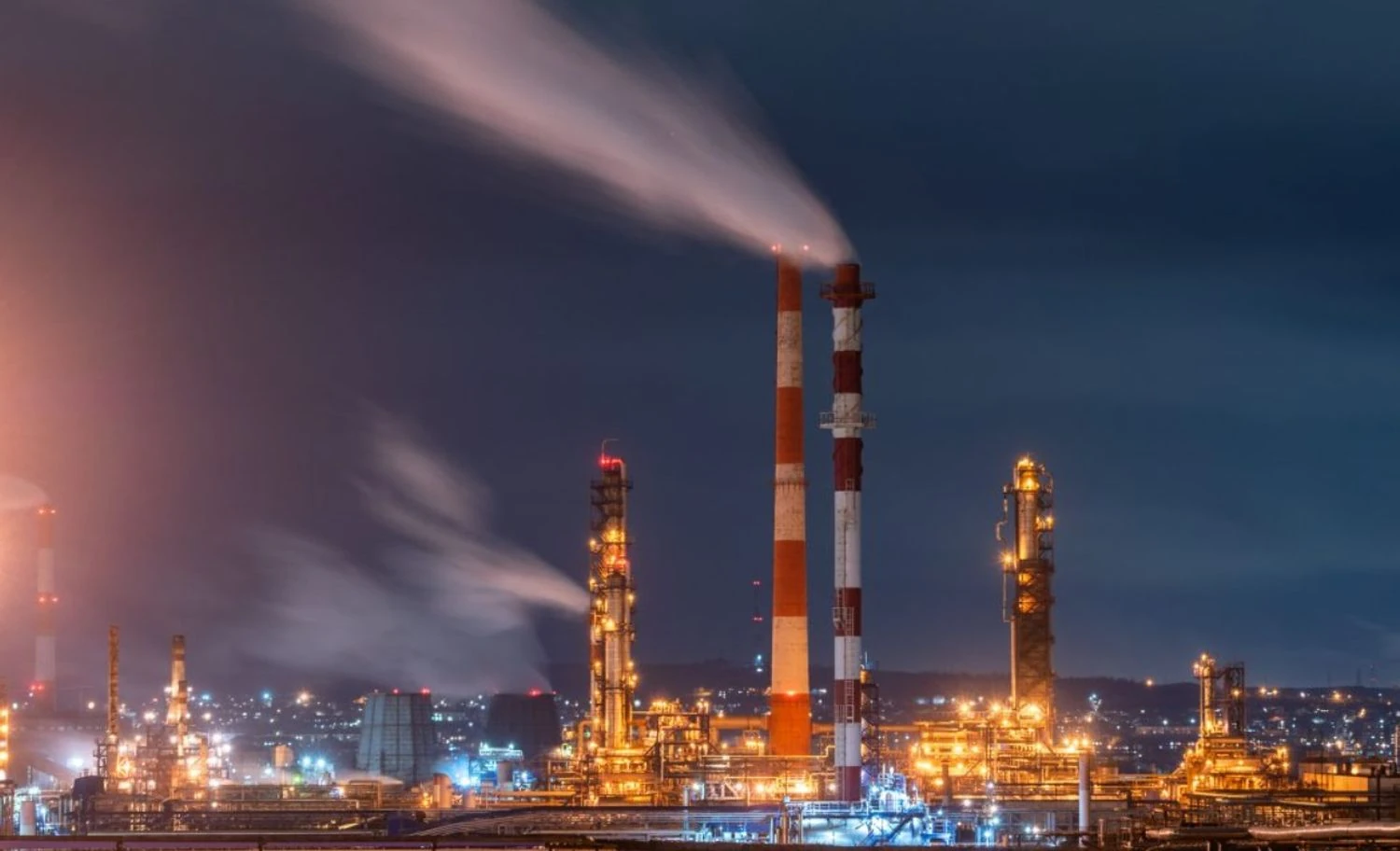 В орську “лунають сирени”: на території рф атаковано нафтопереробне підприємство