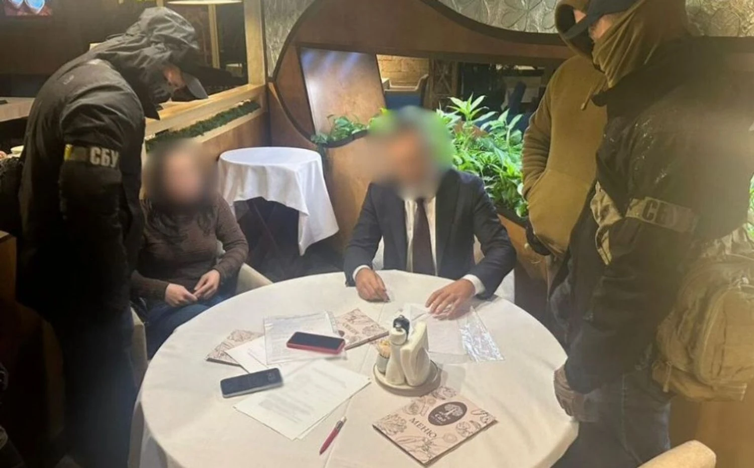 Пропонував за 160 тисяч доларів “прохідне” місце до Верховної Ради: у Києві затримали керівника ліквідованої партії