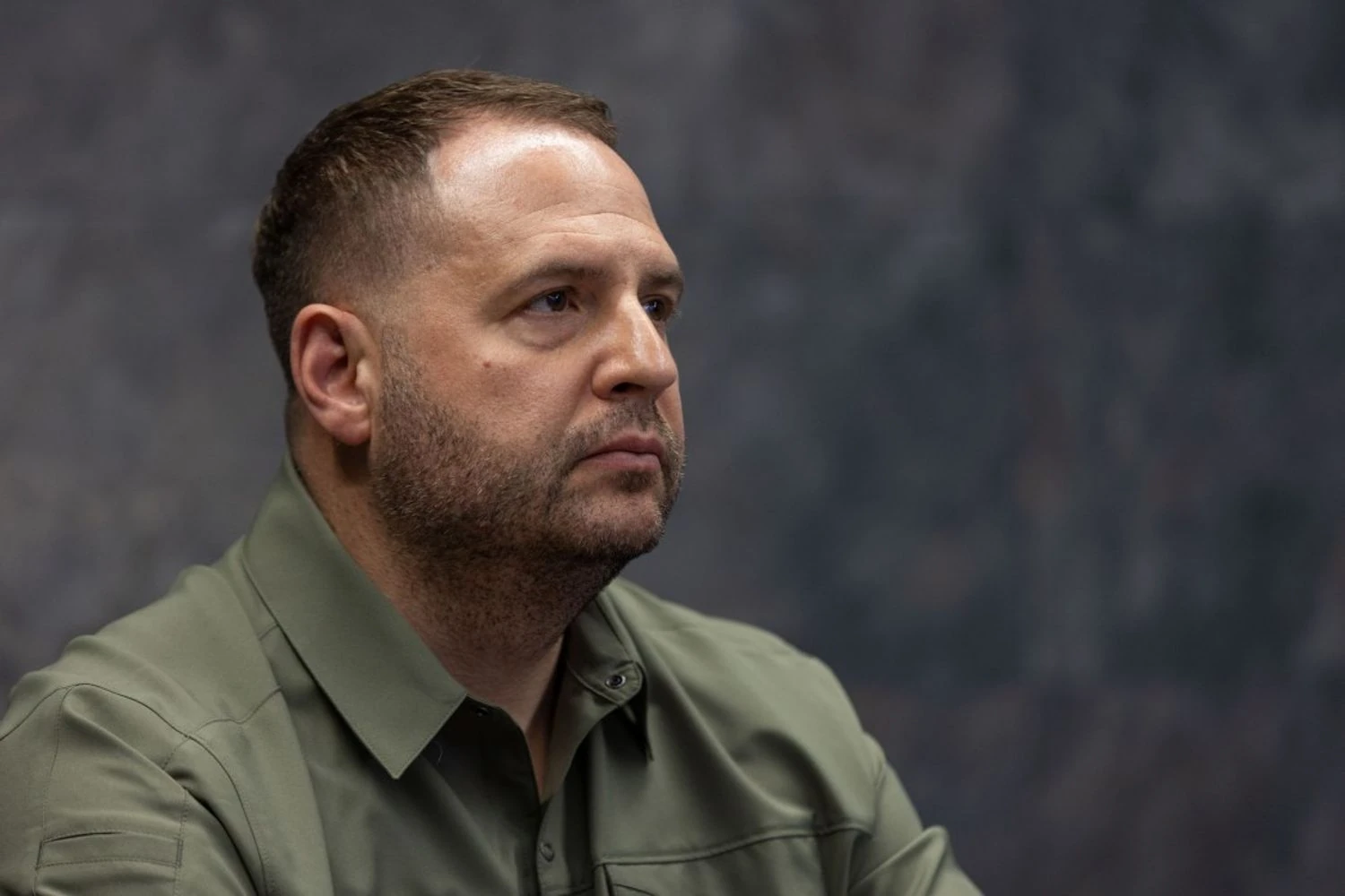 “Я не хочу створювати проблем для Зеленського, тому вирушаю на фронт” – Єрмак після звільнення та обшуків