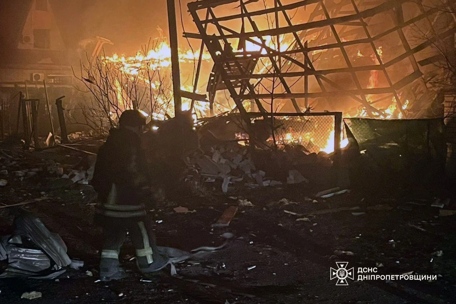 Нічні атаки на Дніпропетровщині: чотири райони під ударом, є поранені – ДСНС