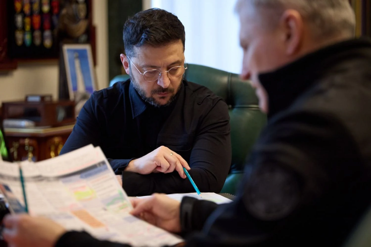 "Фіксуємо, що Китай робить кроки на активізацію співпраці з рф": Зеленський отримав звіт керівника СЗР і дав дорученняПрезидент України Володимир Зеленський заслухав доповідь керівника СЗР Олега Іващенка, за підсумками якої доручив посилити
моніторинг співпраці між росією та Китаєм. Також було обговорено політичні кампанії рф, спрямовані на дестабілізацію України.Політика • 12:48 • 2032 перегляди