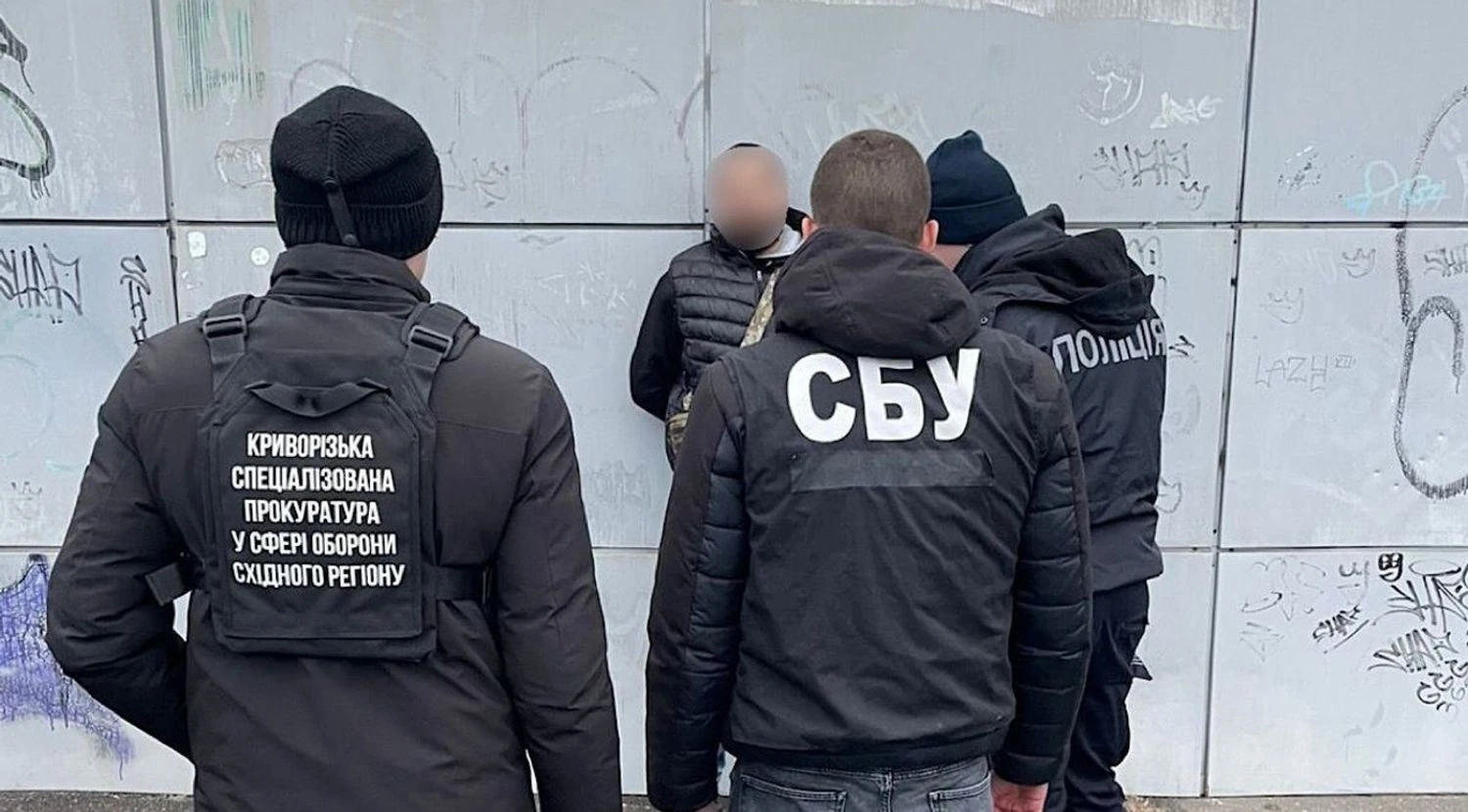 Продавав зброю та боєприпаси за 64 000 гривень: на Дніпропетровщині затримали чоловікаПоліцейські спільно з СБУ затримали 32-річного чоловіка за продаж автомата, п’яти магазинів, близько 150 патронів, шести гранат та
підривачів. Він намагався продати арсенал за 64 тис. гривень.Суспільство • 4 січня, 08:05 • 5791 перегляди