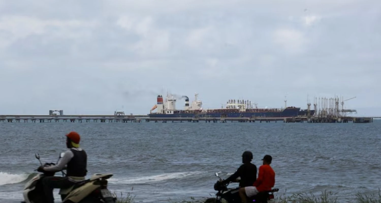 Світові ціни на нафту знижуються попри затримання Мадуро через надлишок сировини у світі