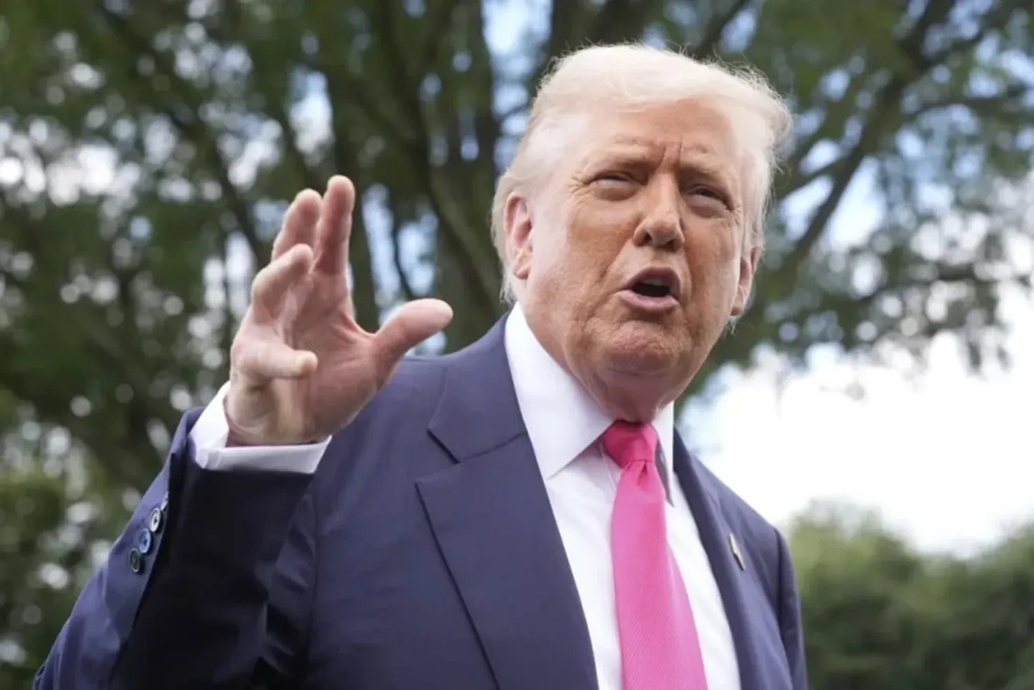 "Іди н***й, друже": Трамп нецензурно висловився та показав середній палець працівнику заводу Ford