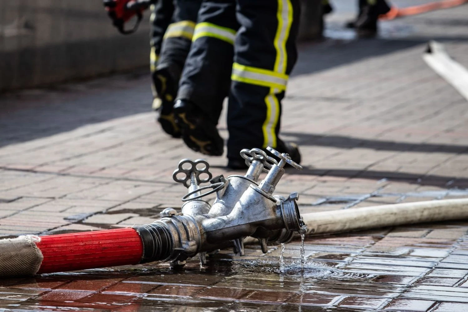 Пожежа сталася в офісі на столичному Хрещатику: є обвал перекриття та сильне задимлення