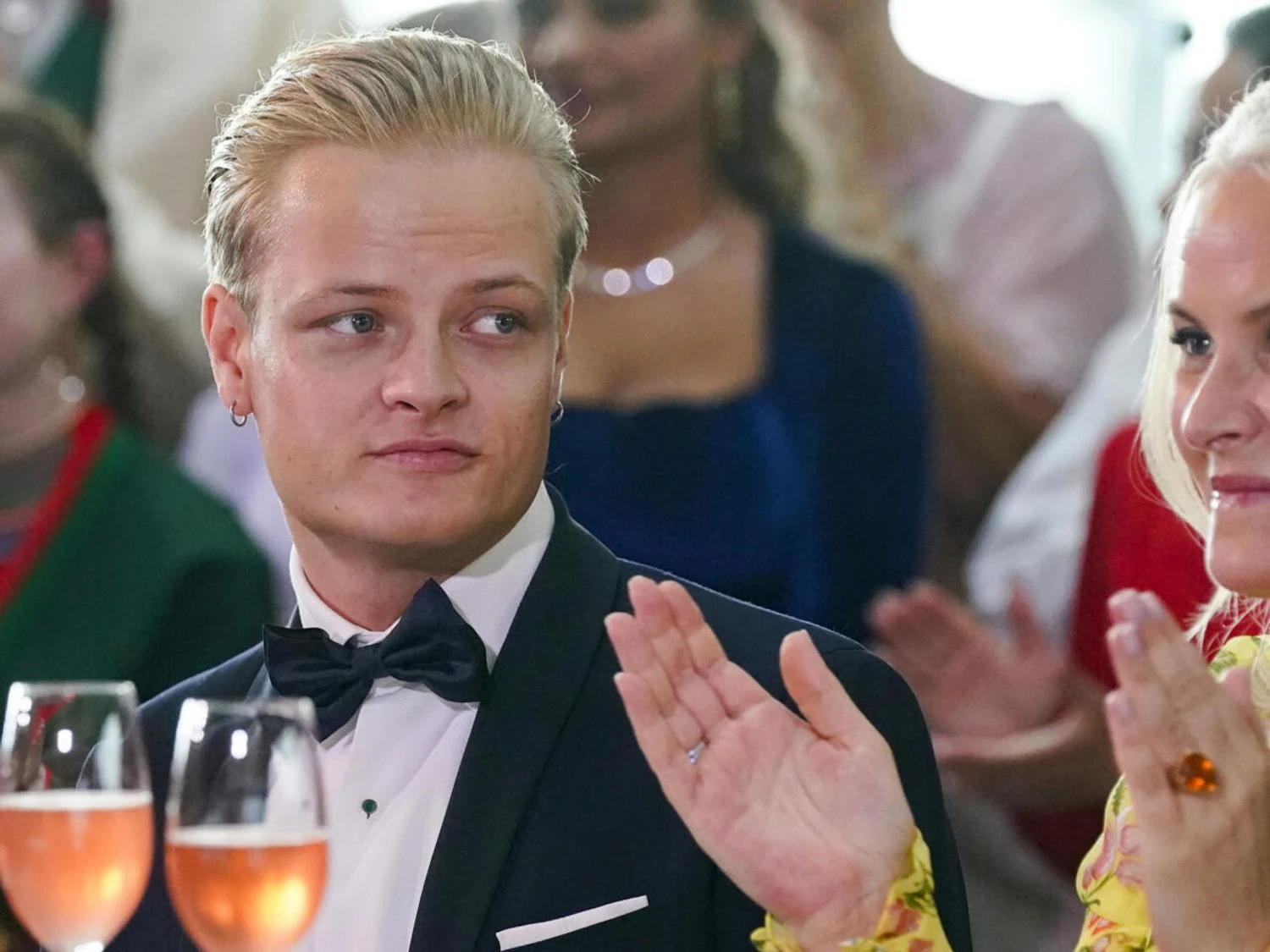 Син кронпринцеси Норвегії дав свідчення у суді у справі про зґвалтування – BBC