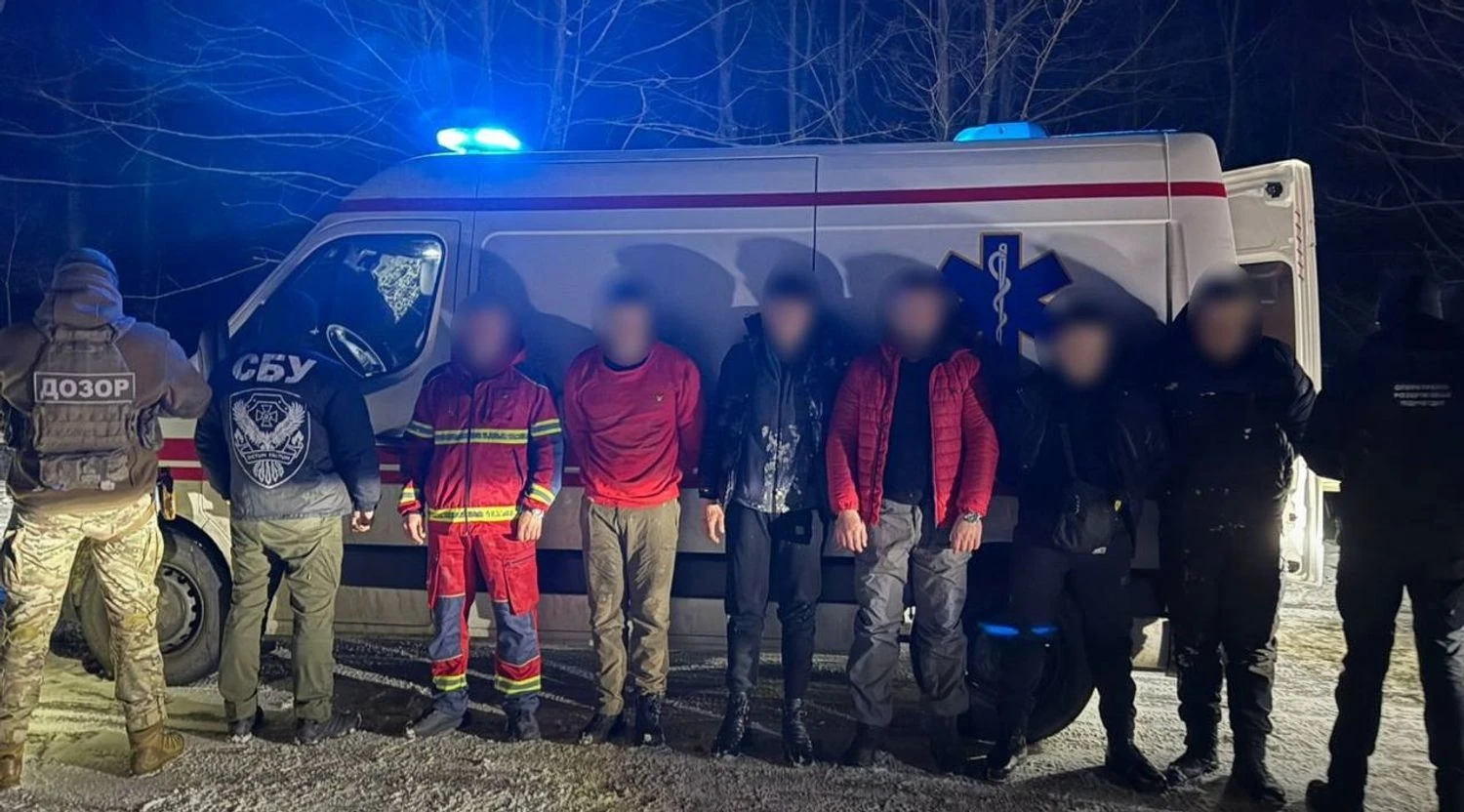 Ціна питання – 60 тис. доларів. На Буковині затримали “швидку” з ухилянтами