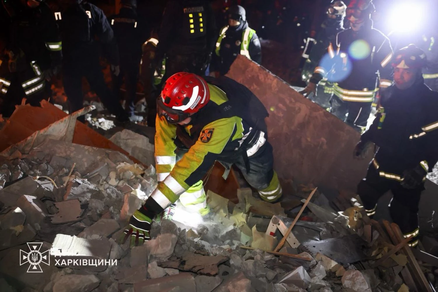 Уже 7 загиблих через удар рф по багатоповерхівці у Харкові, серед них – двоє дітей