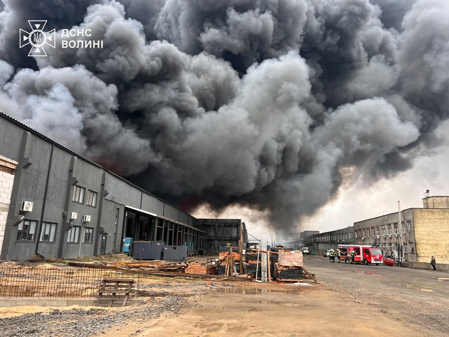 На терміналі “Нової пошти” пожежа охопила 3,6 тис. кв. м – у ДСНС показали наслідки атаки рф на Луцьк