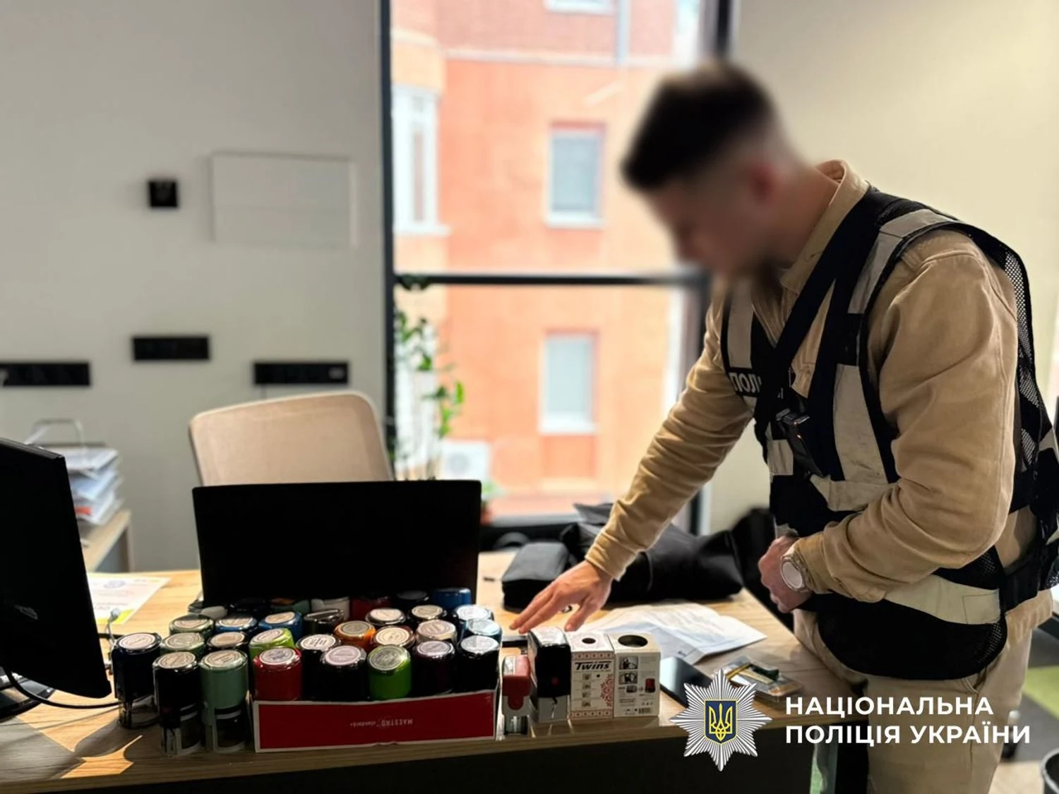 Смс-бомбери, масштабна ботоферма та поширення принизливого контенту - у поліції розкрили деталі схеми із криптокредитами