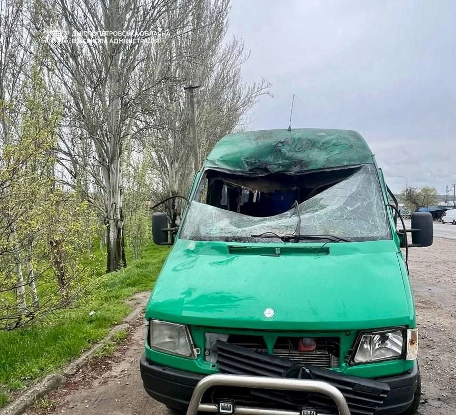 Ворог вдарив по рейсовому мікроавтобусу на Нікопольщині - 4 поранених, серед них дитина