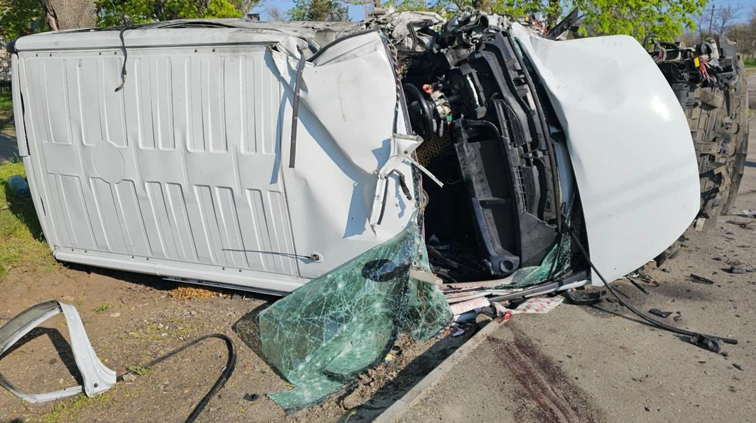 росія вдарила по автомобілю в Херсоні: загинув 56-річний чоловік, ще один поранений у лікарні