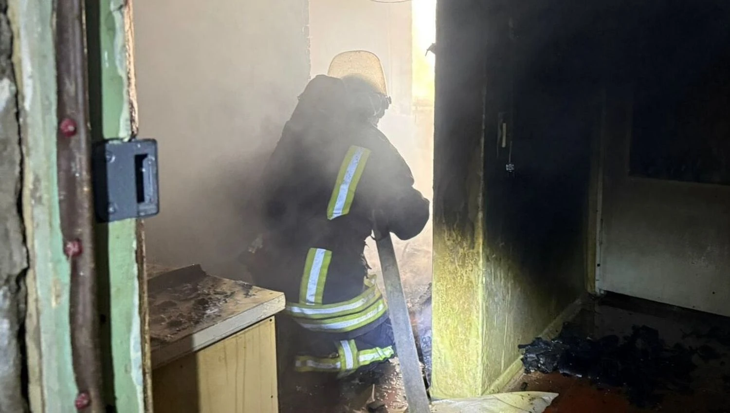 У Дружківці FPV-дрон рф влучив у дев’ятиповерхівку, сталася пожежа - ДСНС