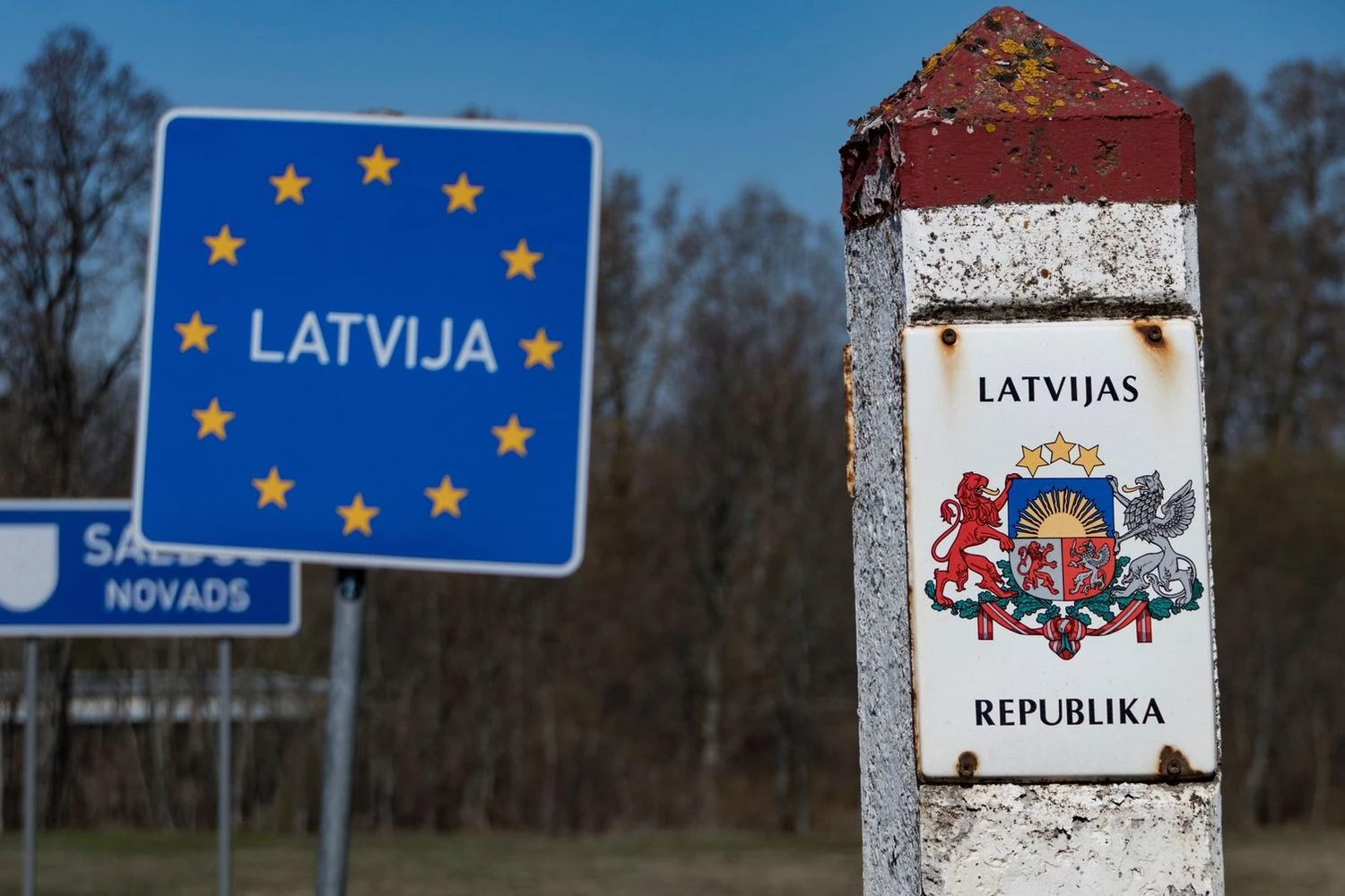 Латвія почала встановлювати “зуби дракона” на кордоні з рф для стримування можливого вторгнення