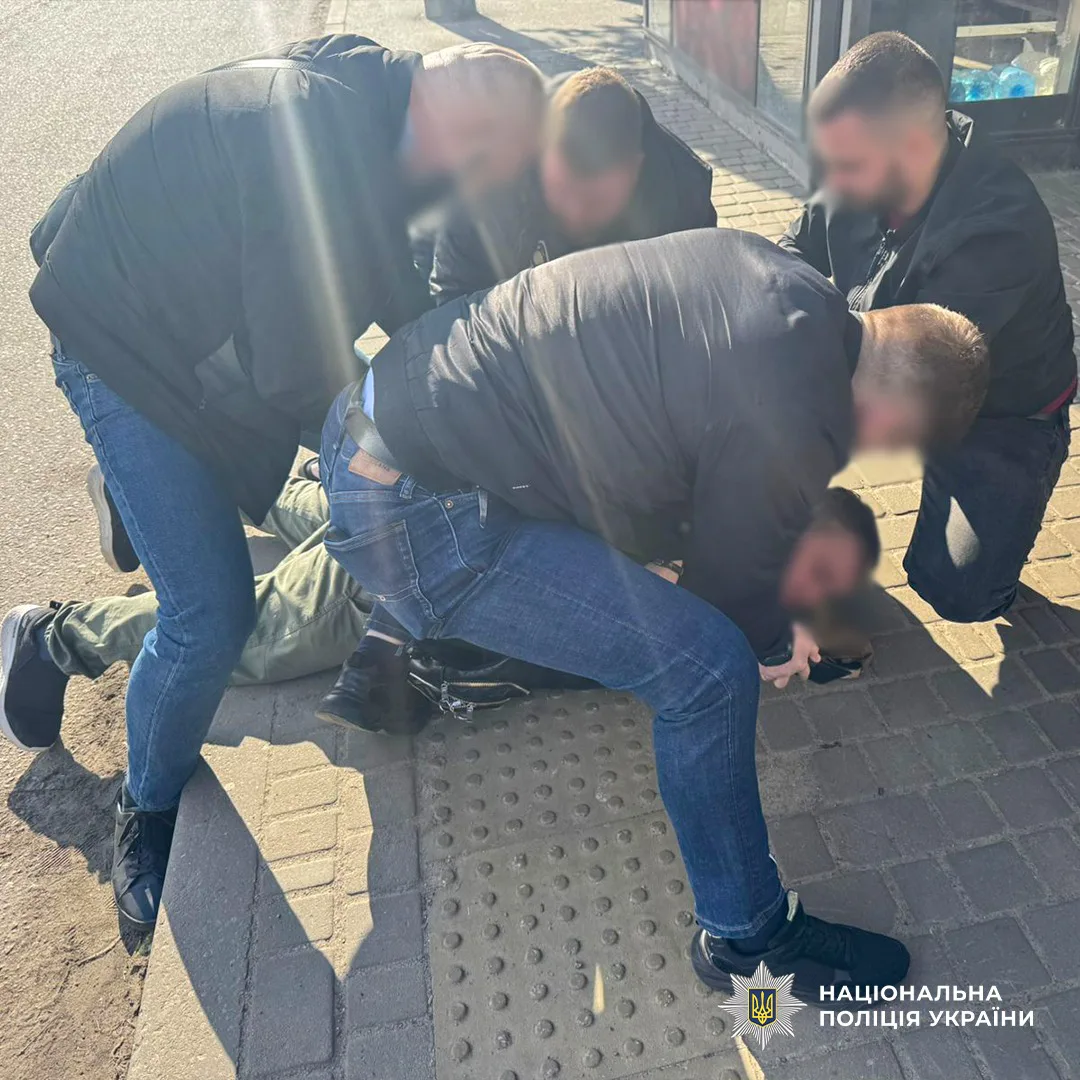У Києві поліція затримала “генерала”, який вимагав $15 тис. у військовослужбовця за зняття з обліку