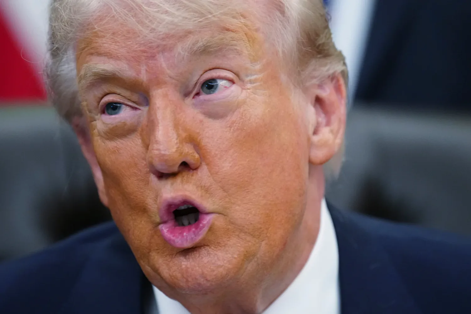 Трамп погрожує Ірану бомбардуванням, якщо не буде розблоковано Ормузьку протокуДональд Трамп погрожує Ірану масштабними бомбардуваннями через блокаду Ормузької протоки. Наказ про відновлення війни можуть
надати вже цього тижня.Політика • 14:12 • 1978 перегляди