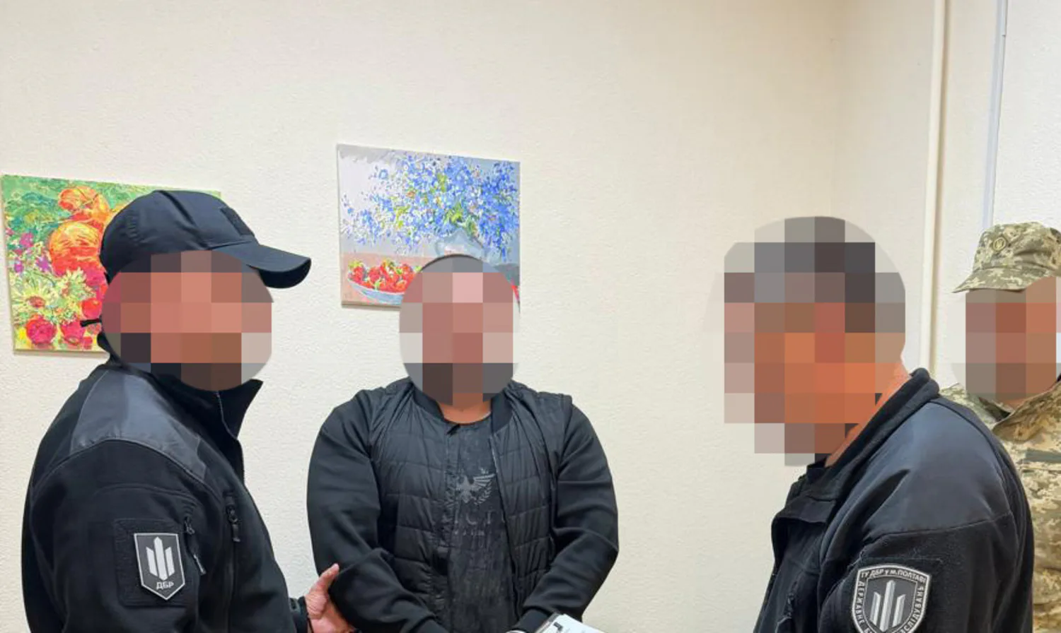 Побив побратима перед строєм та втік з частини – правоохронці затримали бійця бригади ЗСУПравоохоронці затримали солдата, який побив побратима перед строєм у Дніпрі, знімав це на відео, а згодом втік. Йому загрожує до
12 років тюрми за катування та дезертирство.Суспільство • 7 травня, 08:57 • 23897 перегляди