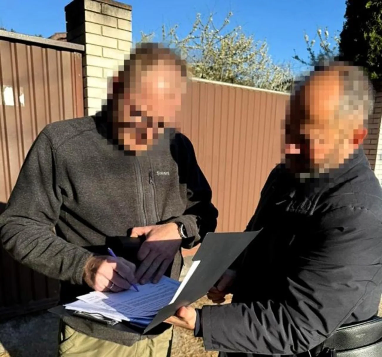 В Україну завозили алкоголь під виглядом дипломатичних вантажів – викрито схему на понад 4 млн гривеньШестеро осіб ввезли елітний алкоголь під виглядом дипвантажів на 4 млн гривень. П'ятьом підозрюваним призначили застави по
мільйону гривень.Суспільство • 8 травня, 10:14 • 2740 перегляди