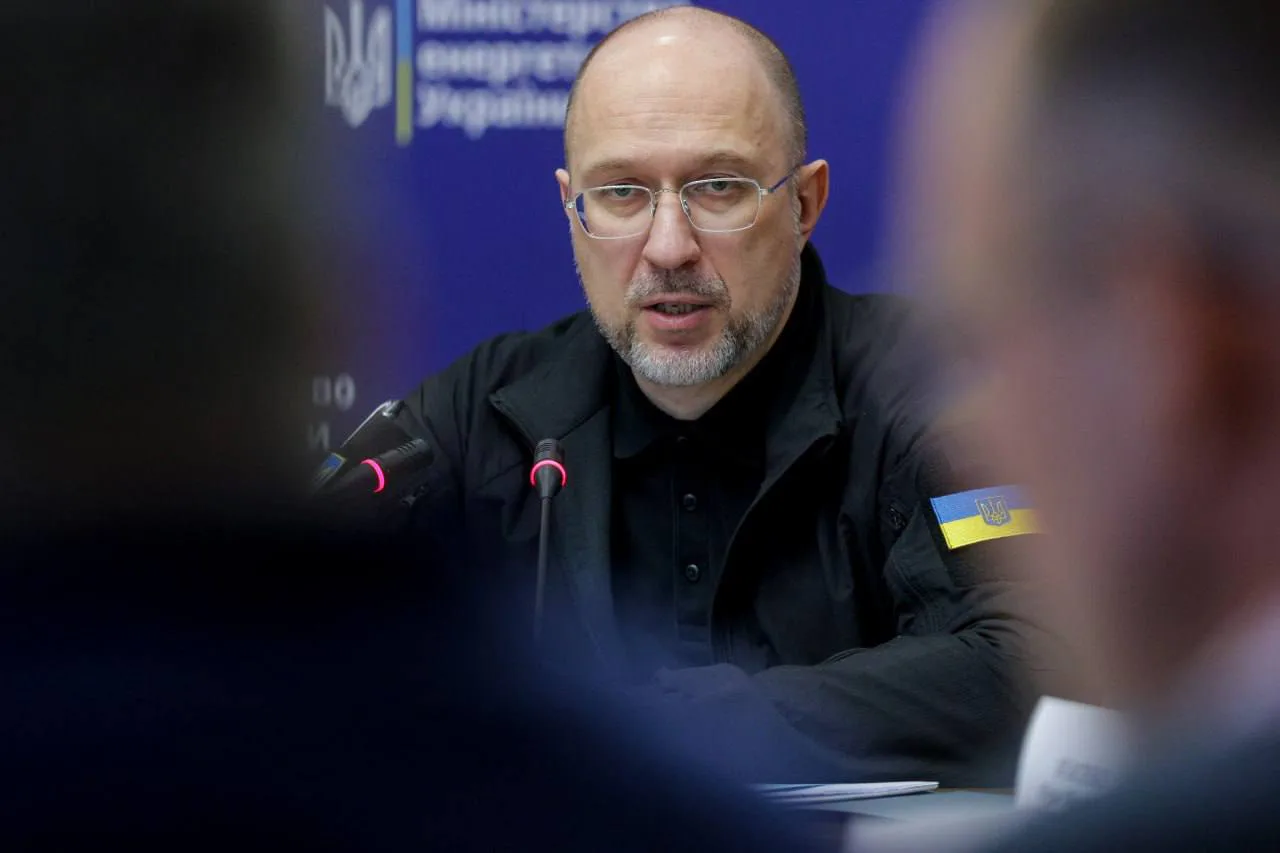 Бізнесу дозволять напряму купувати електроенергію у виробників поруч – ШмигальУряд запроваджує прямі контракти PPA між бізнесом та локальними виробниками. Підприємства з власною генерацією від 60% не
відключатимуть від світла.Економіка • 15 травня, 10:16 • 3197 перегляди