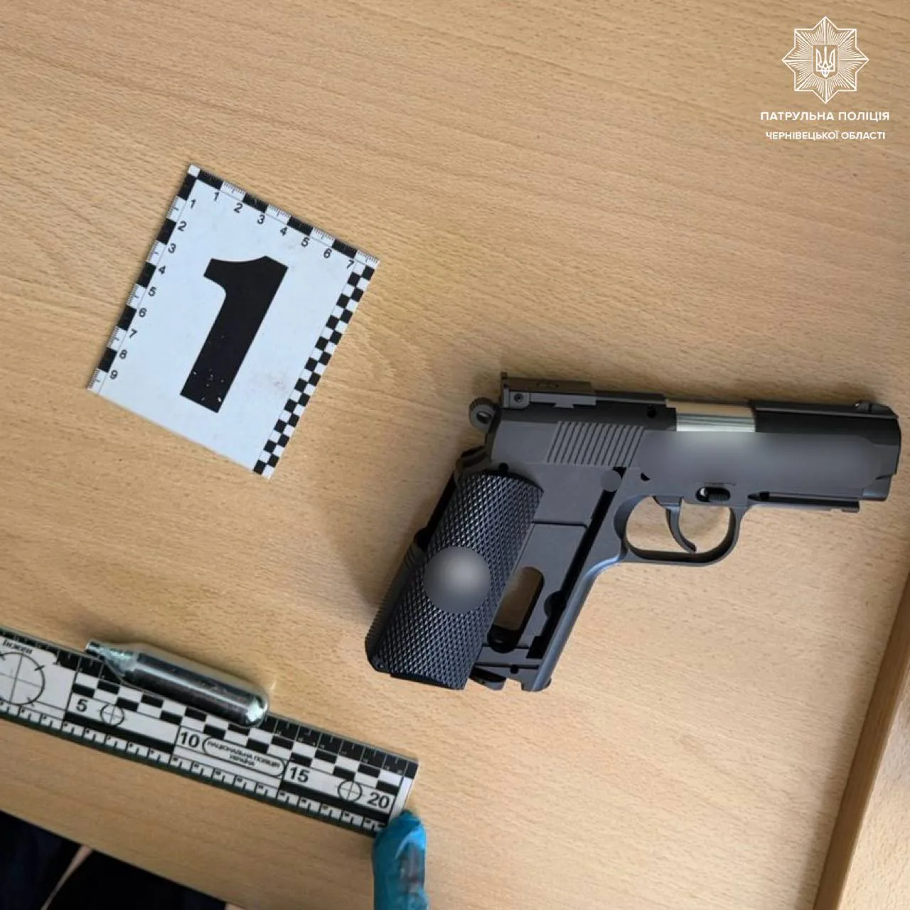 Стрілянина біля навчального закладу в Чернівцях: інспектор затримав 17-річного юнака