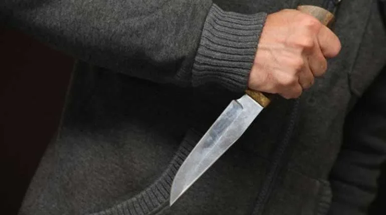 У Києві чоловік під наркотиками посварився із жінкою і кинув їй у спину ніж, його затримали
