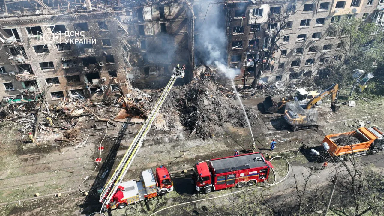 У двох районах Києва досі триває рятувальна операція після атаки рф, під завалами можуть бути люди - ДСНС