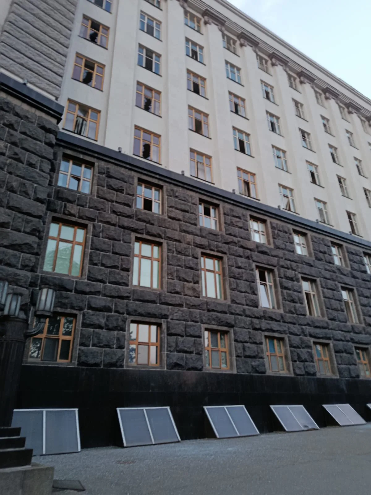 Під час масованої атаки рф на Київ пошкоджено будівлю Кабміну – Свириденко