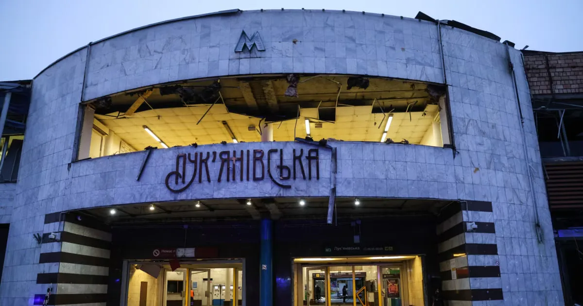 У Києві відновила роботу станція метро "Лук’янівська"Станція Лук’янівська працює на вхід і вихід у напрямку вулиці Юрія Іллєнка. Вихід до ТЦ Квадрат тимчасово залишається зачиненим
для пасажирів.Війна в Україні • 14:27 • 3880 перегляди