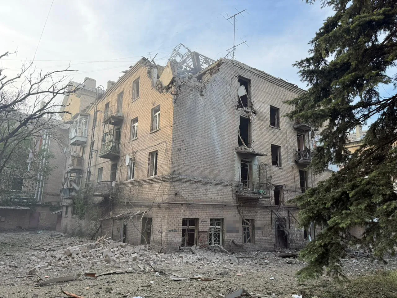 росіяни скинули авіабомбу на багатоповерхівку у Дружківці, є загибла і п’ятеро поранених
