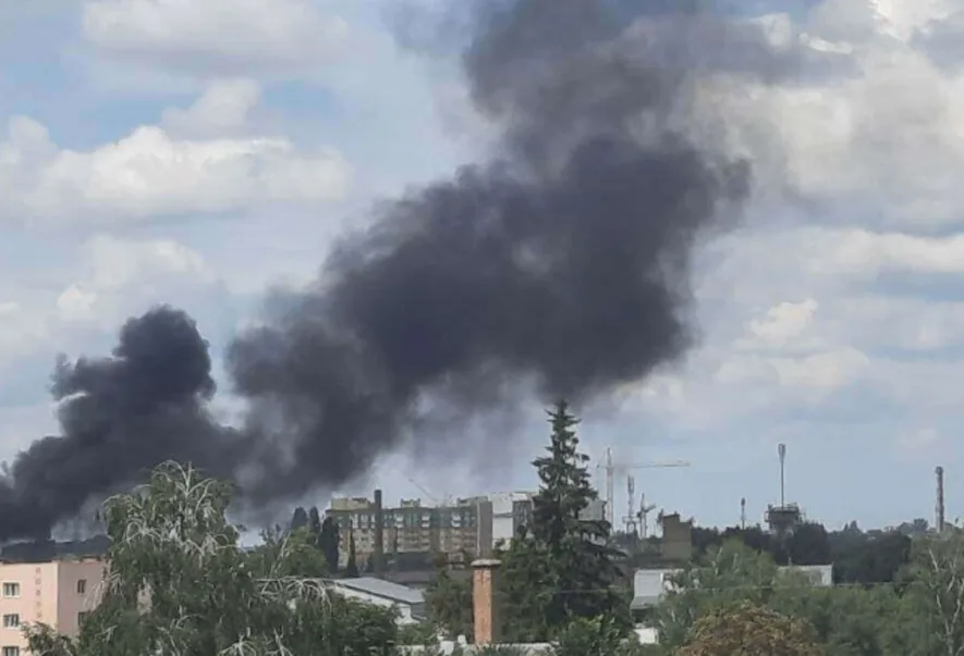 Чорні хмари диму після російських атак: чим вони загрожують людям та хто найбільше в зоні ризику