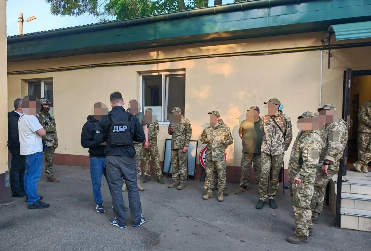Викрадали чоловіків, катували і ґвалтували – на Одещині затримали групу працівників ТЦК