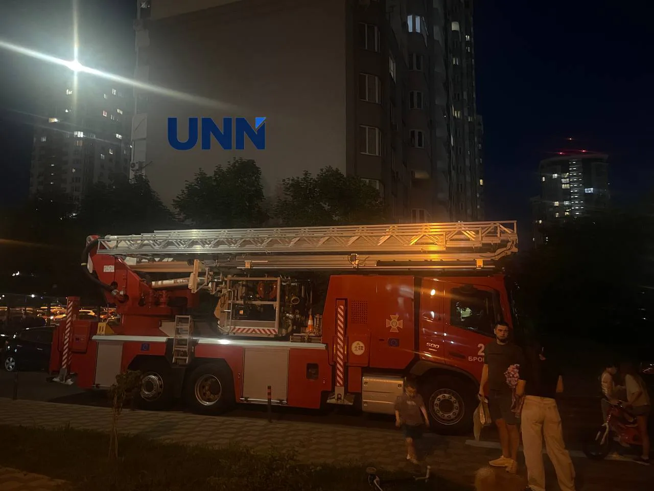 Під Києвом чоловік погрожує стрибнути з вікна 22-го поверху