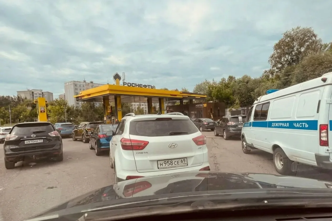 росія перерозподіляє бензин на користь москви та санкт-петербургу, тоді як інші регіони залишаються з порожніми АЗСмосква та санкт-петербург отримали пріоритетне постачання бензину, тоді як в інших регіонах рф закриваються до 50% АЗС. У
пермському краї та карелії зафіксовано смерті літніх людей у чергах за пальним.Суспільство • 20 липня, 10:21 • 3212 перегляди