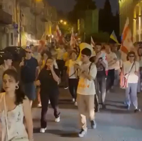 "Путін – х*йло": у Грузії протестувальники вимагають звільнити чоловіка, який вдарив російськомовну жінку