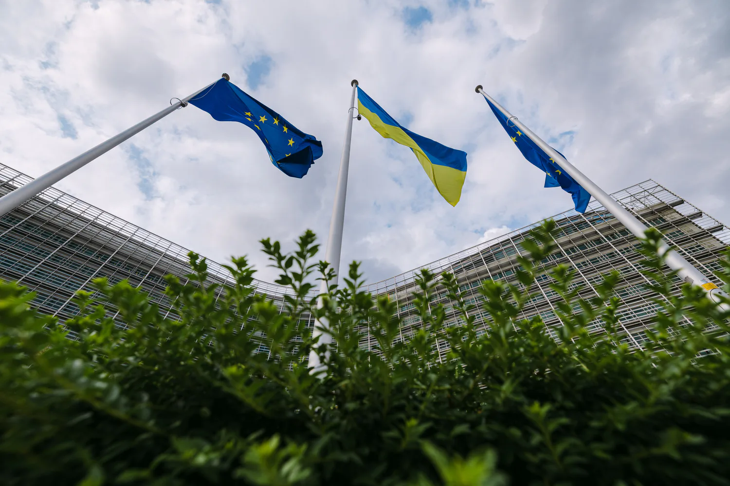ЄС збирається на літні канікули без відкриття нових кластерів для України. Знову заблокувала Угорщина