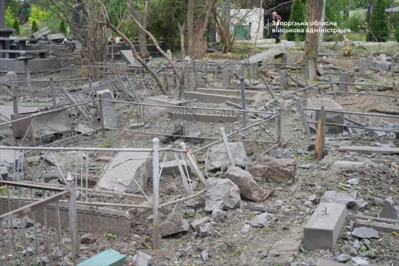 Окупанти вдарили авіабомбами по Запоріжжю, одна влучила у цвинтар