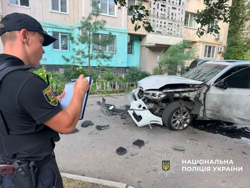 В Одесі у дворі багатоповерхівки вибухнуло авто, водій поранений
